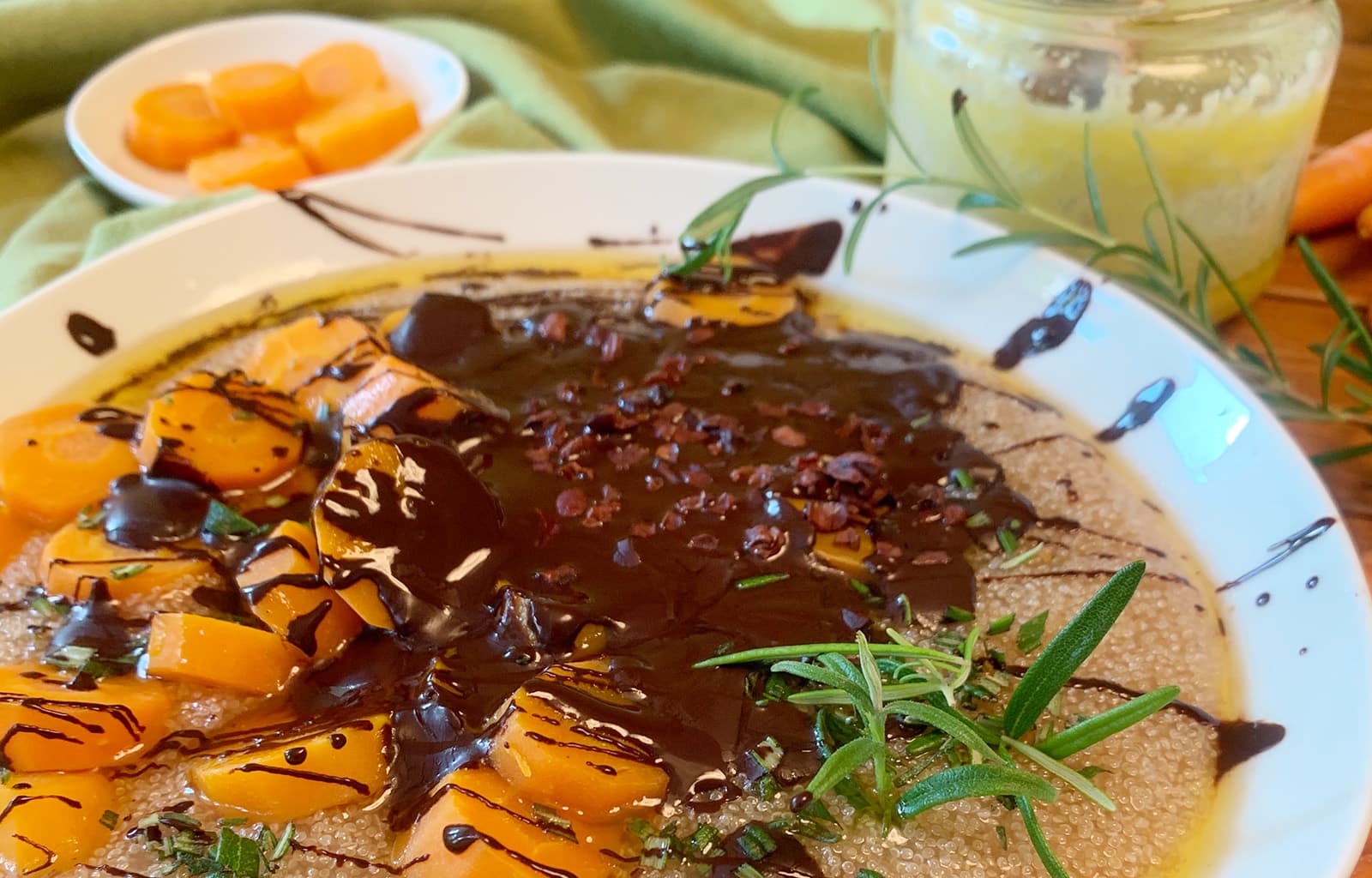 Amaranth mit Karotten, Rosmarin und flüssiger Schokolade