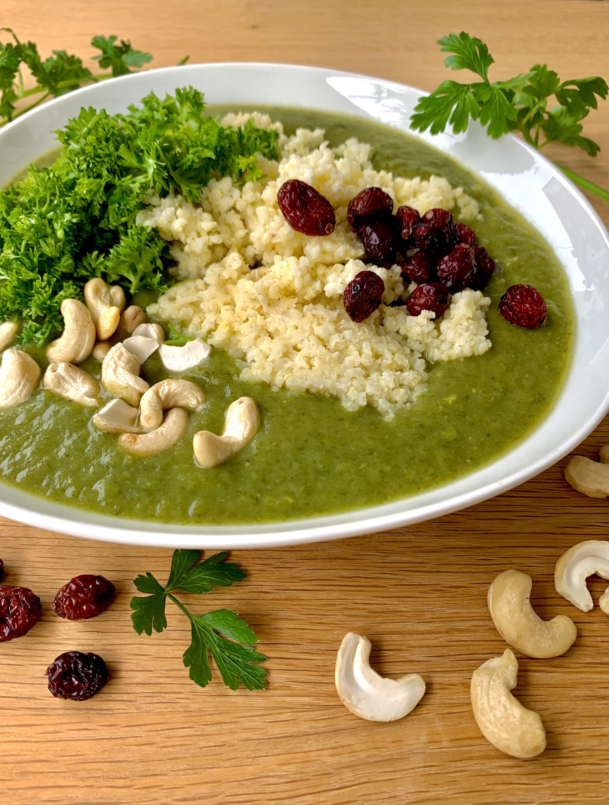 ErbsenSpinatsuppe mit Hirse, CashewNüsschen und Cranberries AYUNY