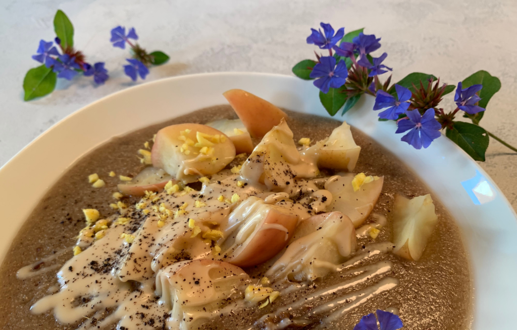 Ayurvedisches Porridge mit Teff-Flocken, Apfel, Ingwer und Vanille