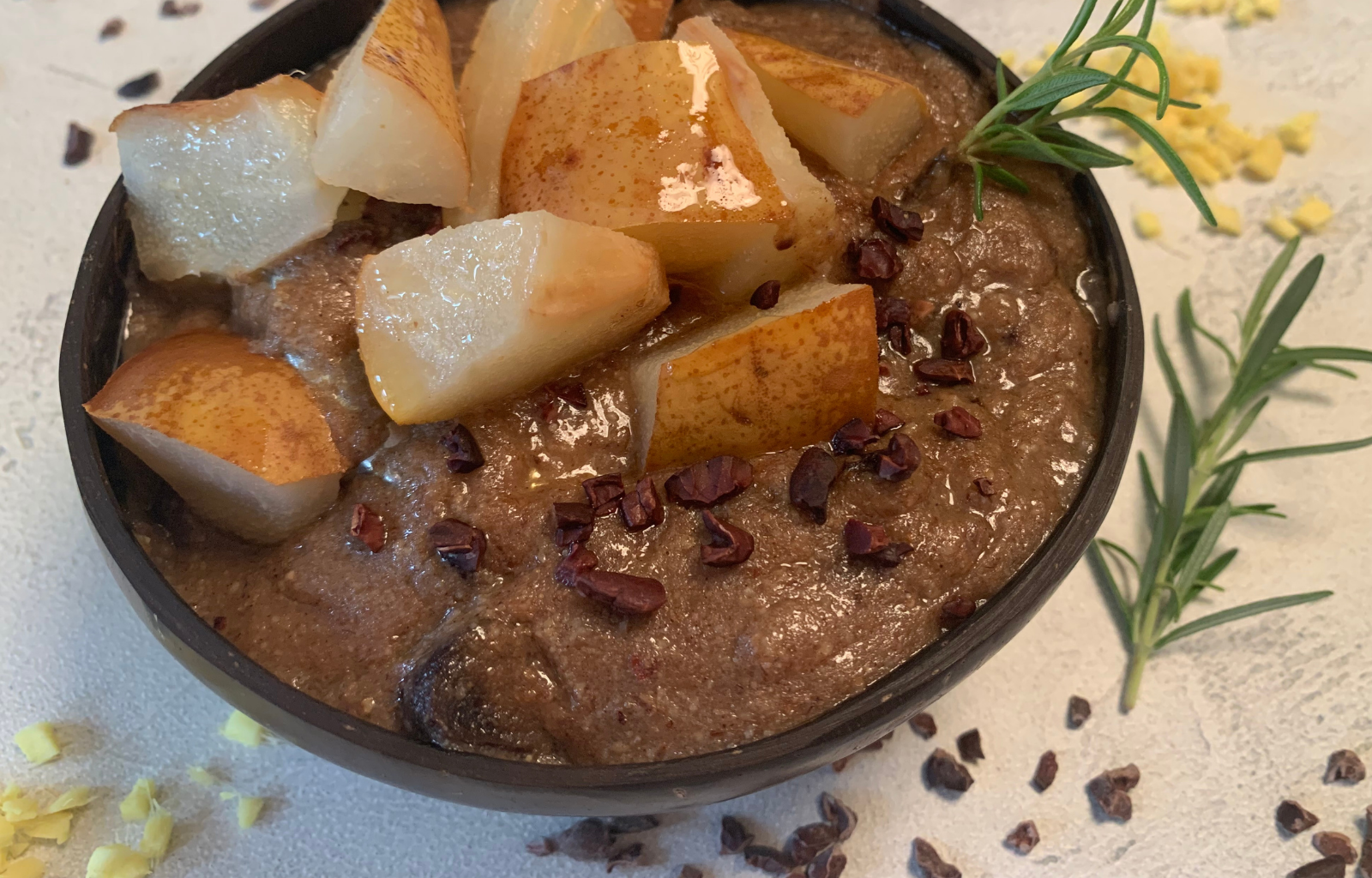Rezept: Schoko-Gewürz-Porridge mit Erdmandeln, Kakao-Nibs und Birne