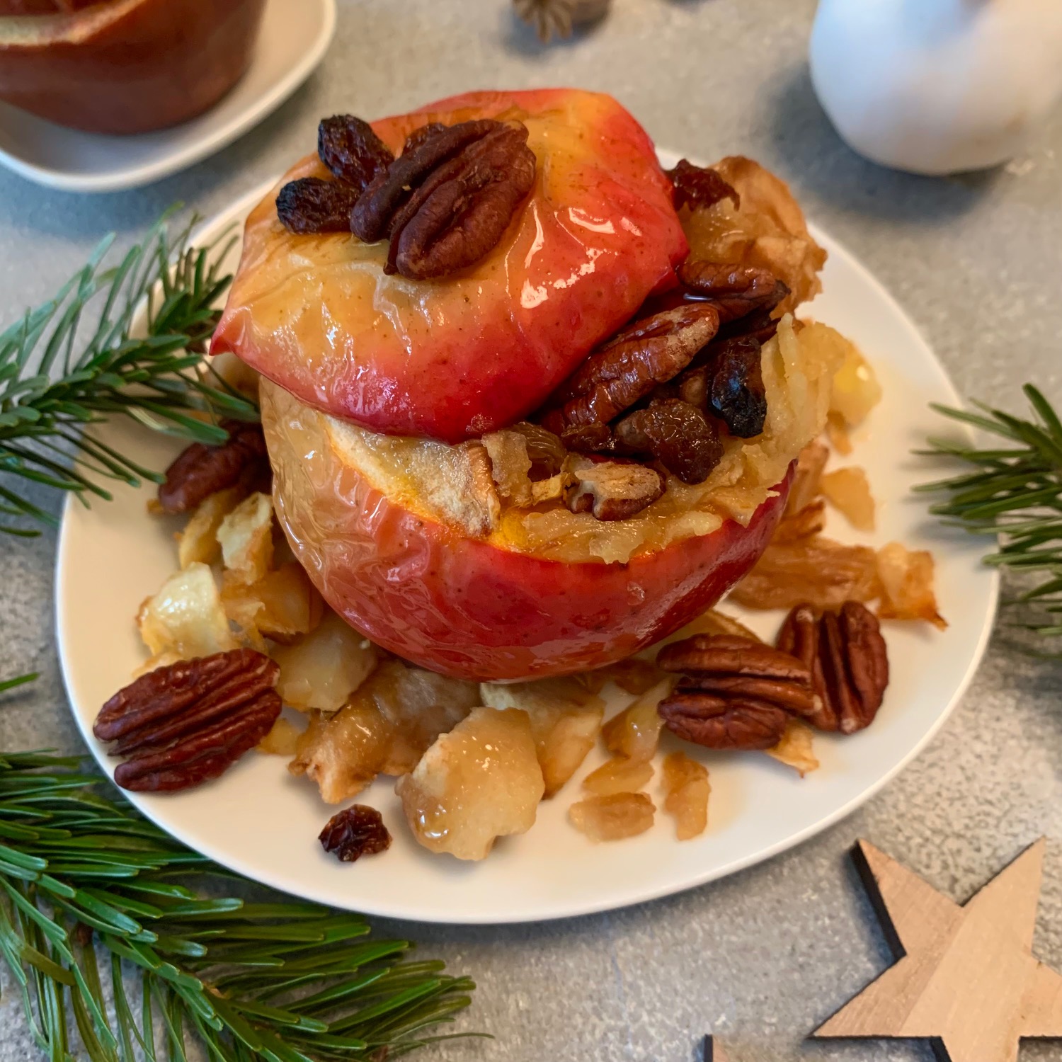 Ayurvedischer Bratapfel mit Rosinen und Pekannüssen - AYUNY