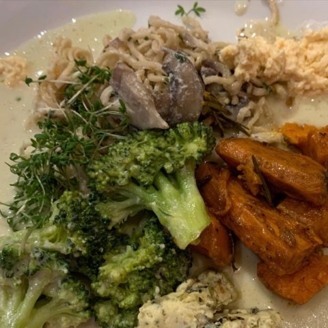Das Abendessen bei der Rasayana-Kur: Brokkoli mit Pesto-Nudeln und gebackenen Kartoffeln